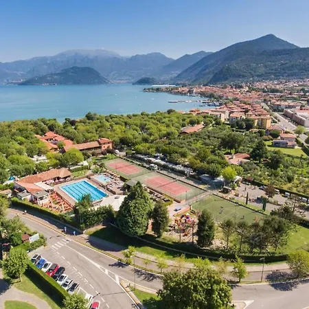 Estivo Premium Deluxe Mobile Homes On Del Sole Village * Iseo
